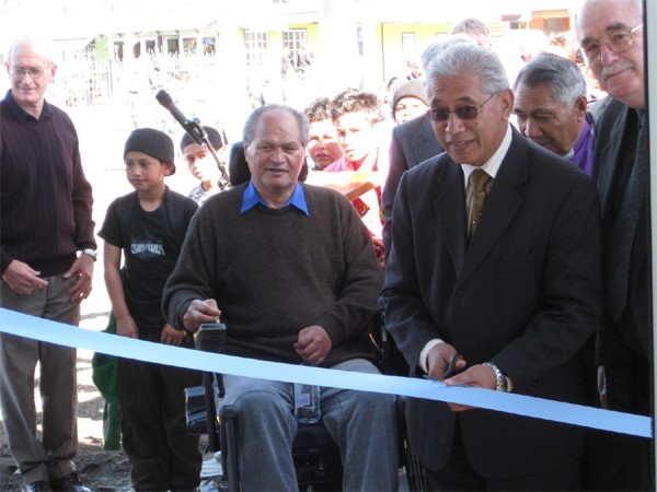 Dr Tumu te Heuheu, Paramount Chief of Ng�ti Tkwharetoa cutting the ribbon at the opening ceremony